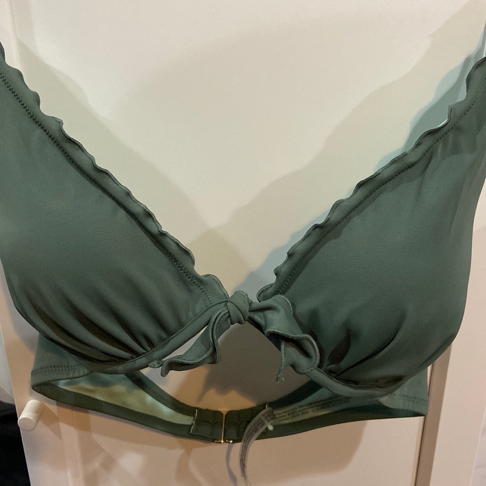 VICTORIA’S SECRET SWIM  Brand new 38C Bikini Top NWT